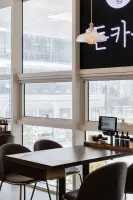 빈티지 펜던트와 모던 가구의 조화로운 식당